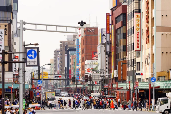 Tokyo Japonya - 27 Mart 2018: Asakusa mahalle, tanımlanamayan turistler bu alan pek çok dükkan tam alışveriş ve restoran vardır geçmiş yürümek. Tokyo'nun görülmesi gereken biri gidilecek yerler.