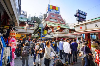 Tokyo Japonya - 28 Mart 2018: Nakamise alışveriş caddesi Sensoji Tapınağı'nda turistler alışveriş tatlılar ve Hatıra Eşyası hürmet heykel tapınak için gitmeden önce yürüyün. Tokyo'nun görülmesi gereken yerleri ziyaret etmek.
