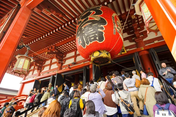 渋谷の 2018 浅草寺浅草の近所で 観光客は 仏に敬意を払う 祈りに来る この寺は 自然のままの美しさの場所 建築の宝物は日本独自 東京の必見の場所は訪問するには — ストック写真