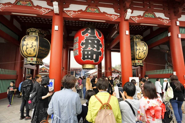 渋谷の 2018 浅草寺浅草の近所で 観光客は 仏に敬意を払う 祈りに来る この寺は 自然のままの美しさの場所 建築の宝物は日本独自 東京の必見の場所は訪問するには — ストック写真