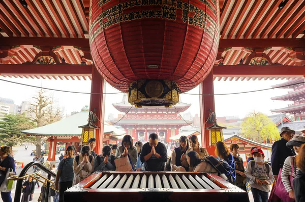 渋谷の 2018 浅草寺浅草の近所で 観光客は 仏に敬意を払う 祈りに来る この寺は 自然のままの美しさの場所 建築の宝物は日本独自 東京の必見の場所は訪問するには — ストック写真