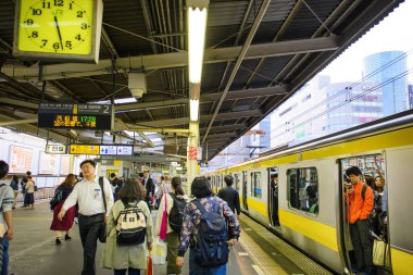 Tokyo Japonya - 4 Nisan 2018: Jr. Asakusa İstasyonu, kimliği belirsiz Japonca eve işten sonra geri dönüyor. Metro ile hizmet başkentinde yaşamın en popüler yolu olarak kabul edilir.