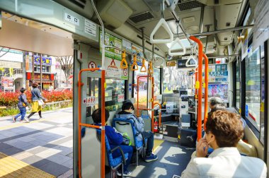 Tokyo Japonya - 28 Mart 2018: Jr Kinshicho İstasyonu, kimliği belirsiz turist Japon otobüs servisi alternatif olarak çeşitli yerlere seyahat için kullanılan.