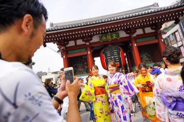 Tokyo Japonya - Mar.27,2018:, Mahalle Asakusa Sensoji tapınakta, güzel giyiyor turist kimono Tapınağı ve Nakamise alışveriş içinde yürür. Tokyo'nun görülmesi gereken biri gidilecek yerler.