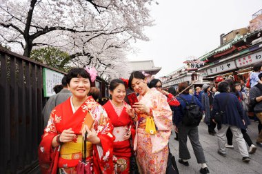 Tokyo Japonya - Mar.27,2018:, Mahalle Asakusa Sensoji tapınakta, güzel giyiyor turist kimono Tapınağı ve Nakamise alışveriş içinde yürür. Tokyo'nun görülmesi gereken biri gidilecek yerler.