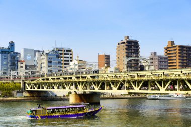 Tokyo Japonya - 27 Mart 2018: Sumida riverside, popüler turist Tokyo cruise şehrin Sumida Odaiba için. Bu cruise seyahat için eğlenceli ve ziyaret ederken çok ilginç bir faaliyettir.
