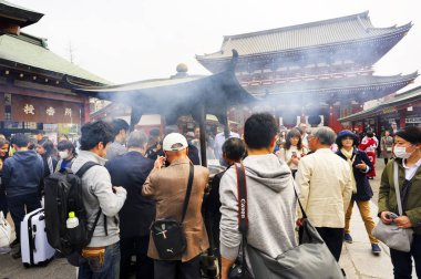 Tokyo Japonya-Mar.27,2018: Buda hürmet ve dua için turistler Sensoji Tapınağı Asakusa mahalle, gel. Bu tapınak bir bozulmamış güzelliği, mimari hazineleri Japonya'ya özgü. 