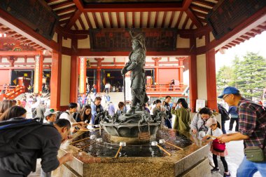 Tokyo Japonya-Mar.27,2018: Mahalle Asakusa Sensoji tapınakta, turist ellerini saygı ödeme yapmadan önce yıkama vardır. uygulama temiz vücuda geleneğidir. Bu tapınakta ilginç aktivite.