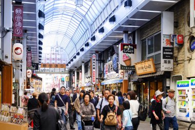 Tokyo Japonya - 28 Mart 2018: Alışveriş yapmak ve öğle yemeği için lezzetli restoranlar bulmak popüler turist Kannon-dori Pazar alışveriş caddesi, gel. Sensoji Tapınağı'nda Asakusa mahalle bu pazara yakındır.