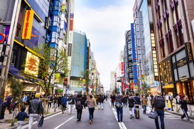 Tokyo Japonya - 1 Nisan 2018: Shinjuku Mahallesi, kimliği belirsiz genç turist bu alan pek çok dükkan tam alışveriş ve restoran vardır geçmiş yürümek. Tokyo'nun görülmesi gereken biri gidilecek yerler.