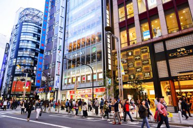 Tokyo Japonya - 1 Nisan 2018: Shinjuku Mahallesi, kimliği belirsiz genç turist bu alan pek çok dükkan tam alışveriş ve restoran vardır geçmiş yürümek. Tokyo'nun görülmesi gereken biri gidilecek yerler.