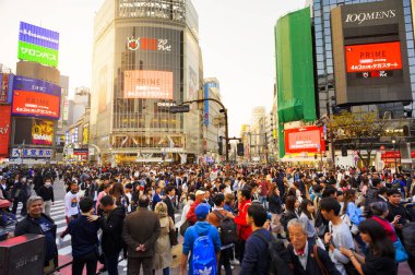 Tokyo Japonya - 29 Mart 2018: Shibuya mahalle, tanımlanamayan turistler bu alan pek çok dükkan tam alışveriş ve restoran vardır geçmiş yürümek. Tokyo'nun görülmesi gereken biri gidilecek yerler.
