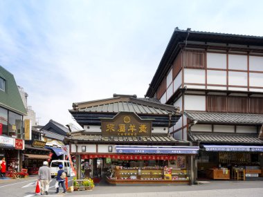 Chiba Japonya - 26 Mart 2018: Hanazakicho bölge, popüler turist Naritasan Omotesando yürüyüş yolu olan bir dükkan. Ünlü restoran ve varış noktası değil Naritasan Shinshoji tapınağa hürmet.