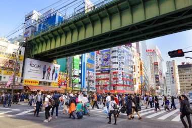 Tokyo Japonya - 4 Nisan 2018: Akihabara mahalle, tanımlanamayan turistler bu alan birçok teknoloji mağazaları alışveriş ve restoran için tam vardır geçmiş yürümek. Tokyo'nun görülmesi gereken biri gidilecek yerler.