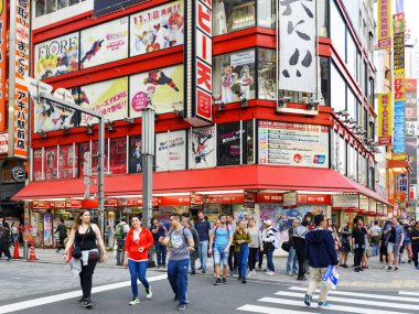 Tokyo Japonya - 4 Nisan 2018: Akihabara mahalle, tanımlanamayan turistler bu alan birçok teknoloji mağazaları alışveriş ve restoran için tam vardır geçmiş yürümek. Tokyo'nun görülmesi gereken biri gidilecek yerler.