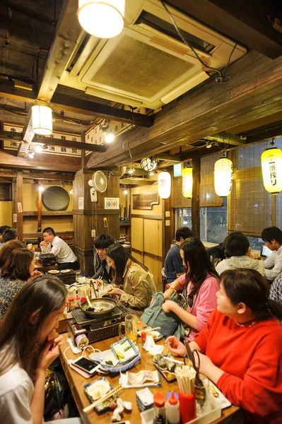 日本东京 2018年3月29日 新宿邻里 下班后日本人聚在一起吃饭喝酒玩 餐厅的内部是简单的装饰在一个独特的当代日本风格 — 图库照片