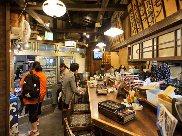 2018 신주쿠 사람들이 마시는 재미를 레스토랑의 인테리어는 단순히 독특한 스타일으로 — 스톡 사진