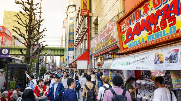 2018 秋葉原近隣正体不明の観光客の過去のこのエリアには多くの技術の店完全にショッピングやレストランを歩きます 東京の必見の場所は訪問するには — ストック写真