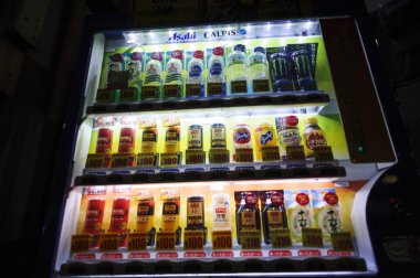 Tokyo Japonya - 26 Mart 2018: Sumida city, satış makinesi yaygın bulunan Japonya sokaklarda. Gezginler birçok lezzet ile toz içecek satın alabilirsiniz ve sıcak ya da soğuk içecekler seçin.