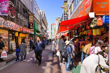 Tokyo Japonya - 30 Mart 2018: Ameyoko çarşı mahalle, geçmiş bu alan pek çok dükkan tam alışveriş ve restoran vardır tanımlanamayan turist yürümek. Tokyo'nun görülmesi gereken biri gidilecek yerler.