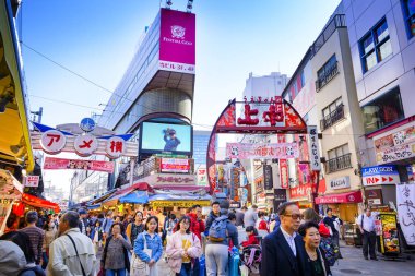 Tokyo Japonya - 30 Mart 2018: Ameyoko çarşı mahalle, geçmiş bu alan pek çok dükkan tam alışveriş ve restoran vardır tanımlanamayan turist yürümek. Tokyo'nun görülmesi gereken biri gidilecek yerler.