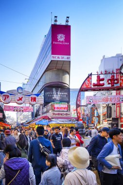 Tokyo Japonya - 30 Mart 2018: Ameyoko çarşı mahalle, geçmiş bu alan pek çok dükkan tam alışveriş ve restoran vardır tanımlanamayan turist yürümek. Tokyo'nun görülmesi gereken biri gidilecek yerler.