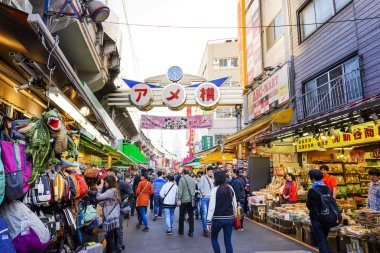 Tokyo Japonya - 30 Mart 2018: Ameyoko çarşı mahalle, geçmiş bu alan pek çok dükkan tam alışveriş ve restoran vardır tanımlanamayan turist yürümek. Tokyo'nun görülmesi gereken biri gidilecek yerler.