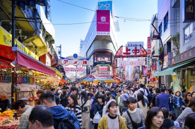 Tokyo Japonya - 30 Mart 2018: Ameyoko çarşı mahalle, geçmiş bu alan pek çok dükkan tam alışveriş ve restoran vardır tanımlanamayan turist yürümek. Tokyo'nun görülmesi gereken biri gidilecek yerler.