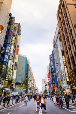 Tokyo Japonya - 1 Nisan 2018: Shinjuku Mahallesi, kimliği belirsiz genç turist bu alan pek çok dükkan tam alışveriş ve restoran vardır geçmiş yürümek. Tokyo'nun görülmesi gereken biri gidilecek yerler.