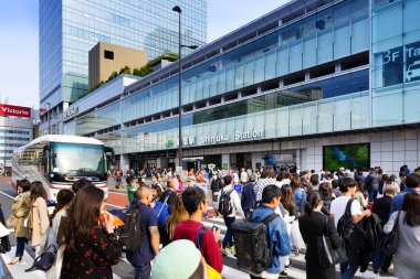Tokyo Japonya - 1 Nisan 2018: Shinjuku Mahallesi, tanımlanamayan yaya geçidi için Jr Caddesi'ne yürüme bekleyen çok seyahat etmek Tren İstasyonu.