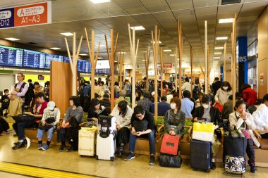 Tokyo Japonya - 1 Nisan 2018: Shinjuku Mahallesi, kimliği belirsiz turist Fuji volkan ziyaret Mt. gitmek otobüs bekliyor. ve bunun bir parçası başka yerlere gitmek için otobüs bileti satın almak oldu.