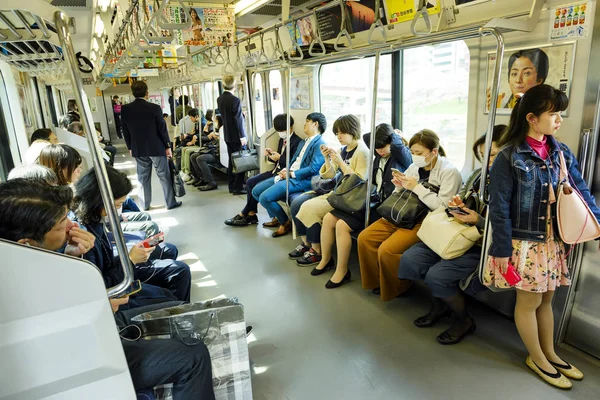 Tokyo Japonya - 2 Nisan 2018: Jr Shibuya İstasyonu, kimliği belirsiz Japonca eve işten sonra geri dönüyor. Metro ile hizmet başkentinde yaşamın en popüler yolu olarak kabul edilir.