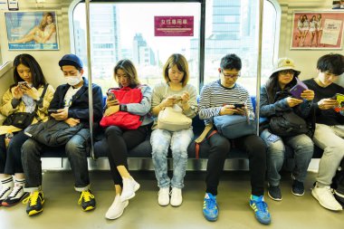 Tokyo Japonya - 1 Nisan 2018: Jr Shibuya İstasyonu, kimliği belirsiz Japonca ve turist dönüyor eve işten sonra. Metro ile hizmet başkentinde yaşamın en popüler yolu olarak kabul edilir.