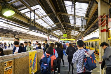 Tokyo Japonya - 1 Nisan 2018: Jr Shibuya İstasyonu, kimliği belirsiz Japonca ve turist dönüyor eve işten sonra. Metro ile hizmet başkentinde yaşamın en popüler yolu olarak kabul edilir.
