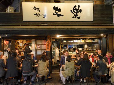 Tokyo Japonya - 30 Mart 2018: Ameyoko çarşı mahalle, geçmiş bu alan pek çok dükkan tam alışveriş ve restoran vardır tanımlanamayan turist yürümek. Tokyo'nun görülmesi gereken biri gidilecek yerler.