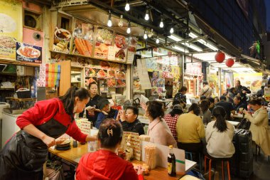 Tokyo Japonya - 30 Mart 2018: Ameyoko çarşı mahalle, geçmiş bu alan pek çok dükkan tam alışveriş ve restoran vardır tanımlanamayan turist yürümek. Tokyo'nun görülmesi gereken biri gidilecek yerler.