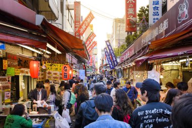 Tokyo Japonya - 30 Mart 2018: Ameyoko çarşı mahalle, geçmiş bu alan pek çok dükkan tam alışveriş ve restoran vardır tanımlanamayan turist yürümek. Tokyo'nun görülmesi gereken biri gidilecek yerler.