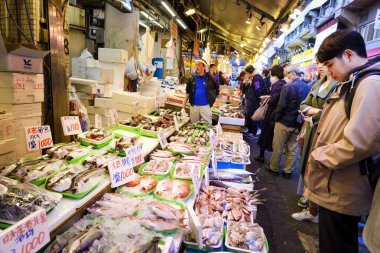 Tokyo Japonya - 30 Mart 2018: Ameyoko çarşı mahalle, geçmiş bu alan pek çok dükkan tam alışveriş ve restoran vardır tanımlanamayan turist yürümek. Tokyo'nun görülmesi gereken biri gidilecek yerler.