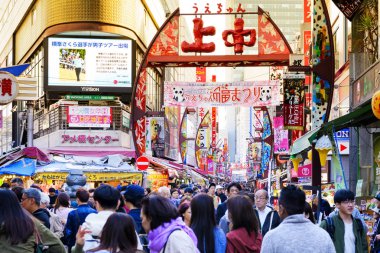 Tokyo Japonya - 30 Mart 2018: Ameyoko çarşı mahalle, geçmiş bu alan pek çok dükkan tam alışveriş ve restoran vardır tanımlanamayan turist yürümek. Tokyo'nun görülmesi gereken biri gidilecek yerler.