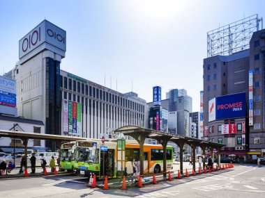 Tokyo Japonya - 31 Mart 2018: Kinshicho mahalle, kimliği belirsiz turist ve Japon halkı kullanım otobüs servis kısa geziler için uygun, güvenli ve ekonomik olduğundan.