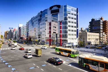 Tokyo Japonya - 31 Mart 2018: Kinshicho mahalle, bu bölgenin kesiştiği trafik ile tıkanmış olan modern ofis binaları ve alışveriş merkezleri nedeniyle.