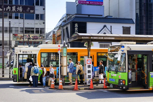 Tokyo Japonya - 31 Mart 2018: Kinshicho mahalle, kimliği belirsiz turist ve Japon halkı kullanım otobüs servis kısa geziler için uygun, güvenli ve ekonomik olduğundan.