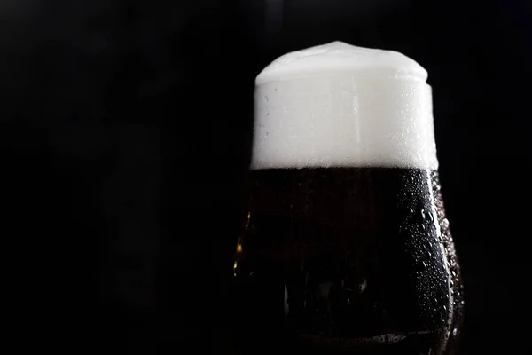 Beer Cup Närbild Med Skum Mörka Trä Bord — Stockfoto