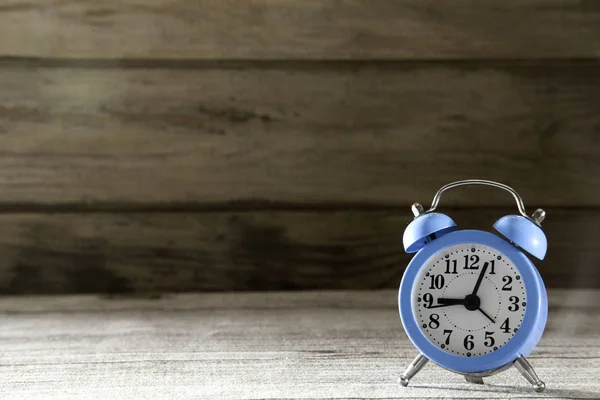 Relógio Alarme Azul Fundo Madeira — Fotografia de Stock