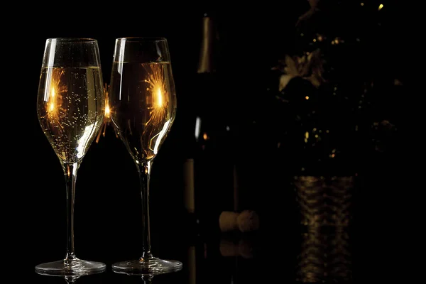 Два Келихи Шампанського Запалений Іскр Пляшка Шампанського Ялинка Чорному Тлі — стокове фото