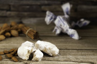 tipik İspanyol badem polvorn badem ve tarçın ahşap masa üzerinde  