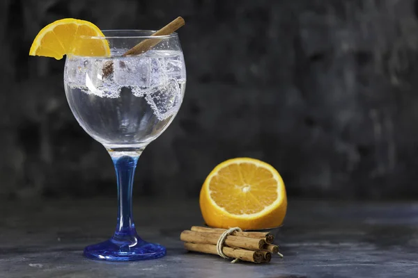 Gin tonic sur verre bleu avec orange et cannelle — Photo