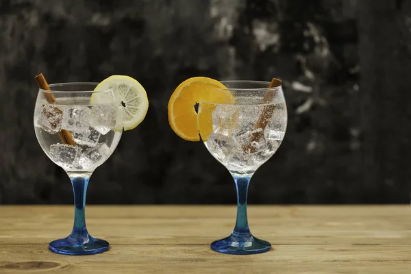Due gin tonic all'arancia e limone — Foto Stock