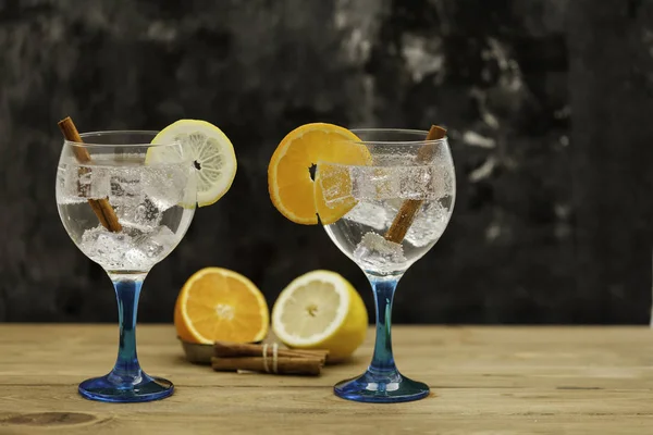 Dos gin tonics con naranja, limón y canela — Foto de Stock