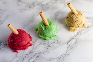 mermer üzerinde çeşitli üç dondurma topları
